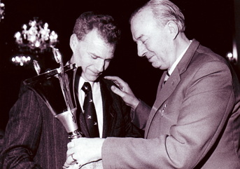 Etienne krijgt de prijs van Sportlaureaat 1987 uit han den van Jean Mertens